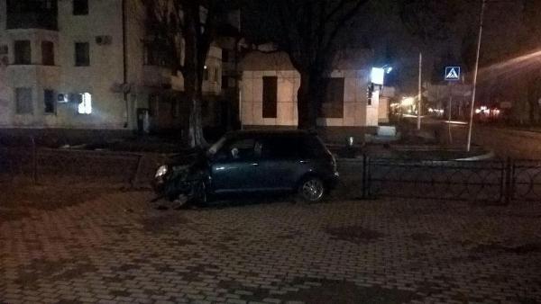 В Пятигорске автоледи не справилась с управлением и врезалась в пешеходные ограждения
